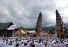 Ribuan Pemedek Iringi Melasti Ida Bhatara ke Tegal Suci Ribuan Pemedek Iringi Melasti Ida Bhatara ke Tegal Suci
