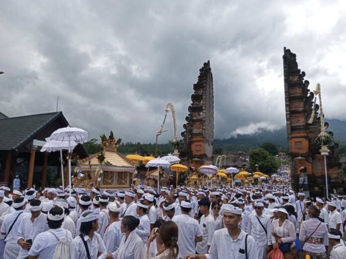 Ribuan Pemedek Iringi Melasti Ida Bhatara ke Tegal Suci