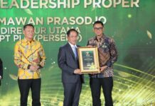 Dirut PLN Darmawan Prasodjo Raih Penghargaan Green Leadership, PLN Borong 11 PROPER Emas KLH 2025 Penyerahan penghargaan Green Leadership PROPER oleh Menteri Lingkungan Hidup/Kepala Badan Pengendalian Lingkungan Hidup, Hanif Faisol Nurofiq (tengah) kepada Direktur Utama PLN, Darmawan Prasodjo (kanan), disaksikan oleh Ketua Komisi XII DPR RI, Bambang Patijaya (kiri) pada ajang Anugerah Lingkungan PROPER 2025 di Jakarta, Selasa (7/4/2026). Sumber Foto : Istimewa