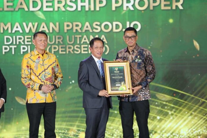 Penyerahan penghargaan Green Leadership PROPER oleh Menteri Lingkungan Hidup/Kepala Badan Pengendalian Lingkungan Hidup, Hanif Faisol Nurofiq (tengah) kepada Direktur Utama PLN, Darmawan Prasodjo (kanan), disaksikan oleh Ketua Komisi XII DPR RI, Bambang Patijaya (kiri) pada ajang Anugerah Lingkungan PROPER 2025 di Jakarta, Selasa (7/4/2026). Sumber Foto : Istimewa