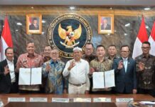 Atasi Krisis Sampah, PLN Dukung Percepatan PSEL di Denpasar, Bogor, dan Bekasi Menteri Koordinator Bidang Pangan, Zulkifli Hasan (keempat dari kiri), Menteri Lingkungan Hidup, Hanif Faisol Nurofiq (kiri), Wakil Menteri Dalam Negeri, Bima Arya Sugiarto (kedua dari kanan), Gubernur Jawa Barat, Dedi Mulyadi (kelima dari kanan), Wali Kota Bekasi, Tri Adhianto Tjahyono (kedua dari kiri), Chief Investment Officer (CIO) Danantara Indonesia, Pandu Patria Sjahrir (ketiga dari kiri), Kepala BRIN, Arif Satria (keempat dari kiri), Direktur Utama PT PLN (Persero), Darmawan Prasodjo (kanan) saat menyaksikan penandatanganan Perjanjian Kerja Sama (PKS) antara Pemerintah Daerah (Pemda) Jawa Barat dengan Badan Usaha Pengembang dan Pengelola (BUPP) Pengelolaan Sampah menjadi Energi Listrik (PSEL) di Ruang Rapat Utama Kemenko Pangan, Jakarta, Selasa (21/4/2026).