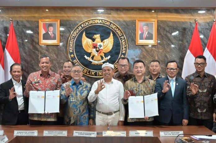 Menteri Koordinator Bidang Pangan, Zulkifli Hasan (keempat dari kiri), Menteri Lingkungan Hidup, Hanif Faisol Nurofiq (kiri), Wakil Menteri Dalam Negeri, Bima Arya Sugiarto (kedua dari kanan), Gubernur Jawa Barat, Dedi Mulyadi (kelima dari kanan), Wali Kota Bekasi, Tri Adhianto Tjahyono (kedua dari kiri), Chief Investment Officer (CIO) Danantara Indonesia, Pandu Patria Sjahrir (ketiga dari kiri), Kepala BRIN, Arif Satria (keempat dari kiri), Direktur Utama PT PLN (Persero), Darmawan Prasodjo (kanan) saat menyaksikan penandatanganan Perjanjian Kerja Sama (PKS) antara Pemerintah Daerah (Pemda) Jawa Barat dengan Badan Usaha Pengembang dan Pengelola (BUPP) Pengelolaan Sampah menjadi Energi Listrik (PSEL) di Ruang Rapat Utama Kemenko Pangan, Jakarta, Selasa (21/4/2026).