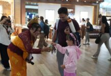 Sambut Paskah, Bandara I Gusti Ngurah Rai Hadirkan Alunan Paduan Suara dan Bagi-Bagi Cokelat untuk Penumpang Sambut Paskah, Bandara I Gusti Ngurah Rai Hadirkan Alunan Paduan Suara dan Bagi-Bagi Cokelat untuk Penumpang