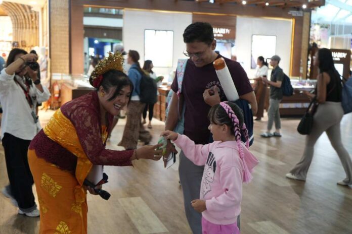 BaliPortalNews_ Paskah Sambut Paskah, Bandara I Gusti Ngurah Rai Hadirkan Alunan Paduan Suara dan Bagi-Bagi Cokelat untuk Penumpang