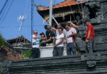 Dua kali Sebulan, Badung Intensifkan Penertiban Kabel Semrawut Tim Penertiban Utilitas Kabupaten Badung melaksanakan penertiban jaringan utilitas di wilayah Jalan Raya Basangkasa, Kelurahan Seminyak, Kuta, Jumat (24/4/2026). Sumber Foto : Istimewa