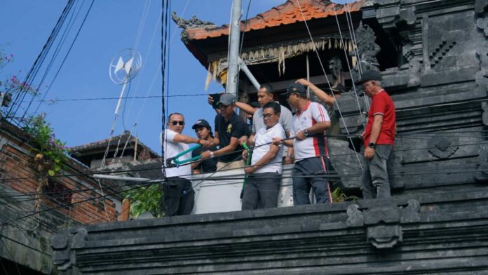 BaliPortalNews_ Penertiban Kabel Semrawut (1) Tim Penertiban Utilitas Kabupaten Badung melaksanakan penertiban jaringan utilitas di wilayah Jalan Raya Basangkasa, Kelurahan Seminyak, Kuta, Jumat (24/4/2026). Sumber Foto : Istimewa