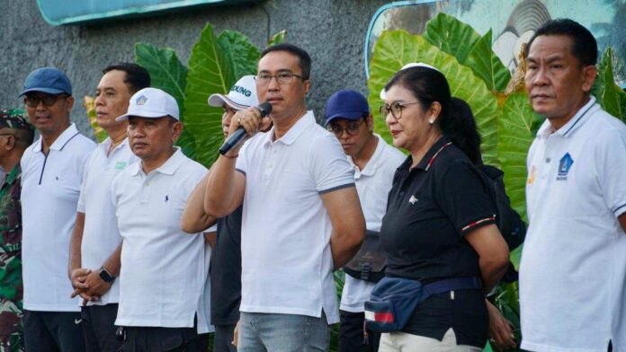 Sekda Surya Suamba saat melakukan pengawasan intensif Pengelolaan Sampah Berbasis Sumber dengan menyasar sektor Horeka di Area Cafe 19 Pantai Muaya, Jimbaran, Jumat (24/4/2026). Sumber Foto : Istimewa