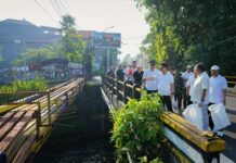 Pimpin Aksi Bersih di Kuta, Bupati Adi Arnawa Evaluasi Pengelolaan Sampah Pasca 1 April Bupati Wayan Adi Arnawa, memimpin langsung aksi bersih lingkungan di kawasan Central Parkir Kuta, Jumat (3/4/2026).