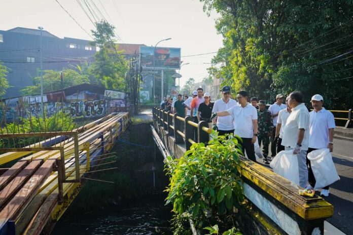Bupati Wayan Adi Arnawa, memimpin langsung aksi bersih lingkungan di kawasan Central Parkir Kuta, Jumat (3/4/2026).
