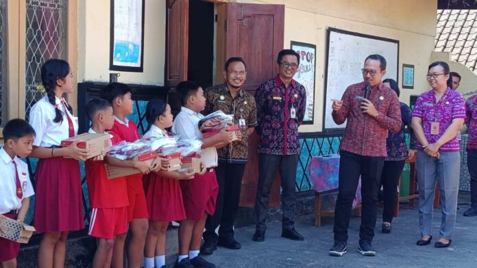Aksi Nyata Pramuka Buleleng, Salurkan Perlengkapan Sekolah untuk Korban Banjir Bandang
