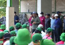 DLHK Badung Siapkan Posko Sampah Berbasis Banjar, Tipiring Mulai Diberlakukan Plt. Kepala DLHK Badung, Dr. Ir. I Made Agus Aryawan, ST., MT., saat apel pengarahan petugas kebersihan di TPST Mengwitani, Minggu (5/4/2026). Sumber Foto : Istimewa