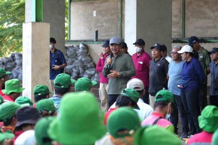 BaliPortalNews_ SAmpah (2) Plt. Kepala DLHK Badung, Dr. Ir. I Made Agus Aryawan, ST., MT., saat apel pengarahan petugas kebersihan di TPST Mengwitani, Minggu (5/4/2026). Sumber Foto : Istimewa