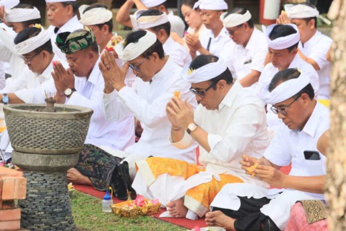 Persembahyangan bersama Rahina Suci Tumpek Landep di Pura Agung Lokanatha yang dihadiri langsung Wali Kota Denpasar, I Gusti Ngurah Jaya Negara, Sabtu (18/4/2026). Sumber Foto : Istimewa