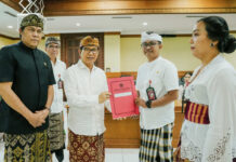 Serahkan SK 25 Kepala Sekolah, Bupati Adi Arnawa Tekankan Integritas dan Peningkatan Mutu Pendidikan Bupati Wayan Adi Arnawa, menyerahkan SK. Pengangkatan Kepala Sekolah di Ruang Kriya Gosana, Puspem Badung, Kamis (9/4/2026). Sumber Foto : Istimewa