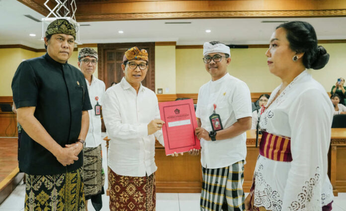 Bupati Wayan Adi Arnawa, menyerahkan SK. Pengangkatan Kepala Sekolah di Ruang Kriya Gosana, Puspem Badung, Kamis (9/4/2026). Sumber Foto : Istimewa