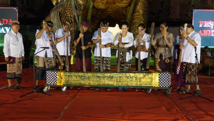 Resmi Dibuka Bupati Sutjidra, Festasada 2026 Jadi Wadah Strategis Pelestarian Seni, Adat, dan Budaya Sukasada