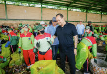 Tinjau TPST Mengwitani, Wabup Bagus Alit Sucipta Ajak Warga Pilah Sampah dari Rumah Wabup Bagus Alit Sucipta meninjau langsung Tempat Pengolahan Sampah Terpadu (TPST) Mengwitani, Minggu (12/4/2026). Sumber Foto : Istimewa