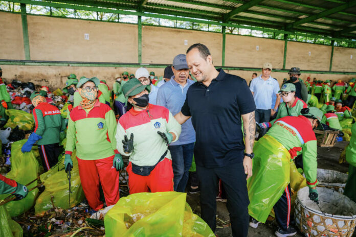 Wabup Bagus Alit Sucipta meninjau langsung Tempat Pengolahan Sampah Terpadu (TPST) Mengwitani, Minggu (12/4/2026). Sumber Foto : Istimewa