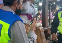Viral di Besakih, Remaja Perempuan Menangis Usai Ditinggal Kekasih, Polisi Turun Tangan Viral di Besakih, Remaja Perempuan Menangis Usai Ditinggal Kekasih, Polisi Turun Tangan