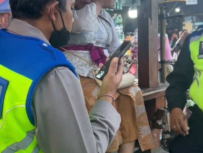 Viral di Besakih, Remaja Perempuan Menangis Usai Ditinggal Kekasih, Polisi Turun Tangan