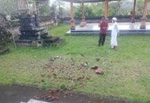 Disambar Petir Saat Hujan Deras, Atap Wantilan Pura di Karangasem Rusak Parah Disambar Petir Saat Hujan Deras, Atap Wantilan Pura di Karangasem Rusak Parah