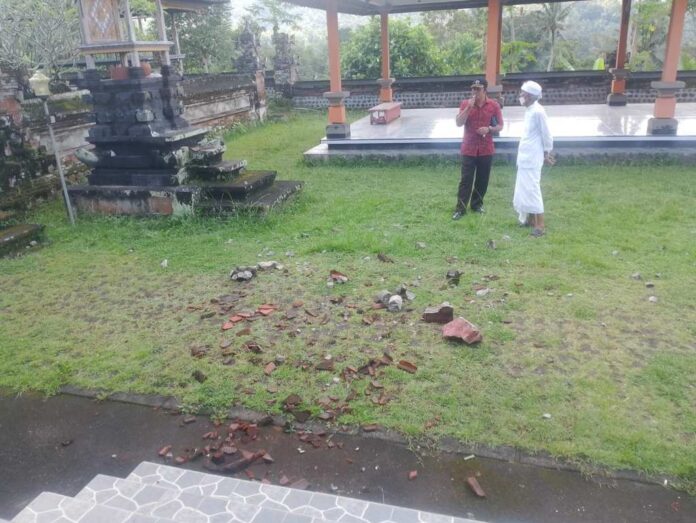 Disambar Petir Saat Hujan Deras, Atap Wantilan Pura di Karangasem Rusak Parah