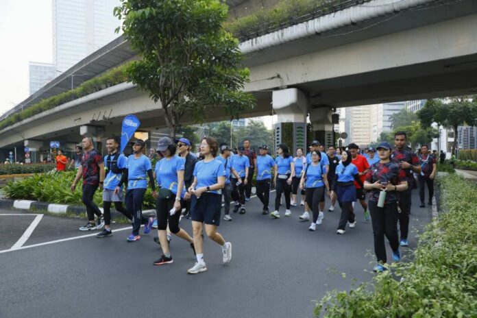 Insan Astra mengikuti kegiatan peresmian komunitas Astra Go Walking di Menara Astra, Jakarta pada Minggu (19/4). Kegiatan berjalan bersama ini menempuh rute sejauh 4,8 kilometer dan menjadi langkah awal dalam mendorong kebiasaan hidup sehat serta mempererat kebersamaan antar Insan Astra.