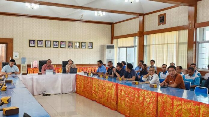 BaliPortalNews_ pelanggan pln Manajemen PLN UP3 Bali Selatan memberikan arahan dalam kegiatan Refreshment PS4 dan Sosialisasi CX100 guna memperkuat budaya Melayani Sepenuh Hati dalam setiap interaksi dengan pelanggan.
