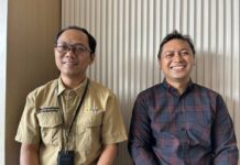 Baru Sehari Terapkan Friday Clean Energy Day, PLN Tekan Emisi hingga 28,6 Ribu Kg CO₂e Manager PLN UP2D Bali, Petrus Irwan Ichwansaputra, didampingi Asman Operasi Sistem Distribusi, Dewa Gede Surya Mastra
