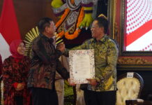 Bupati Sutjidra Terima Sertifikat HAKI atas Inovasi “Recycle Mask” Inovasi “Recycle Mask”