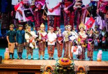 Bupati Adi Arnawa Nobatkan Duta Pariwisata Jegeg Bagus Badung 2026 Bupati Wayan Adi Arnawa bersama Ny. Rasniathi Adi Arnawa saat hadir di Malam puncak Grand Final Pemilihan Duta Pariwisata Jegeg Bagus Badung 2026 di Balai Budaya Giri Nata Mandala, Puspem Badung, Sabtu (25/4/2026). Sumber Foto : Istimewa