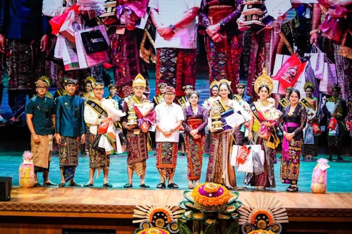 Duta Pariwisata Jegeg Bagus Badung (9) _Admin2 Bupati Wayan Adi Arnawa bersama Ny. Rasniathi Adi Arnawa saat hadir di Malam puncak Grand Final Pemilihan Duta Pariwisata Jegeg Bagus Badung 2026 di Balai Budaya Giri Nata Mandala, Puspem Badung, Sabtu (25/4/2026). Sumber Foto : Istimewa