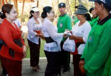 Sambut Hardiknas, 45 Petugas Kebersihan Pantai Muntig Sioakan Terima Bantuan Sembako dari Pemkot Denpasar bantuan sembako