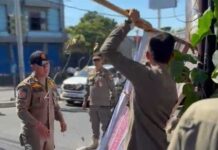 Satpol PP Denpasar Lakukan Penertiban Baliho dan Spanduk di Fasilitas Umum Penertiban Baliho dan Spanduk
