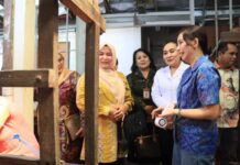 Ayu Kristi Arya Wibawa Sambut Kunjungan Dekranasda Aceh Utara di Sentra Tenun Bali Nusa Kunjungan Dekranasda Aceh Utara