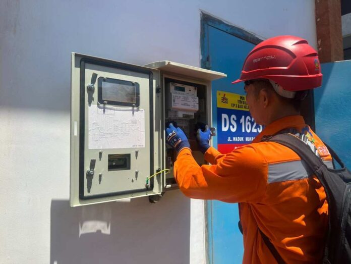 Petugas PLN melakukan proses aktivasi dan pengecekan meter listrik untuk memastikan pasokan listrik tersalurkan dengan aman, andal, dan sesuai standar operasional.