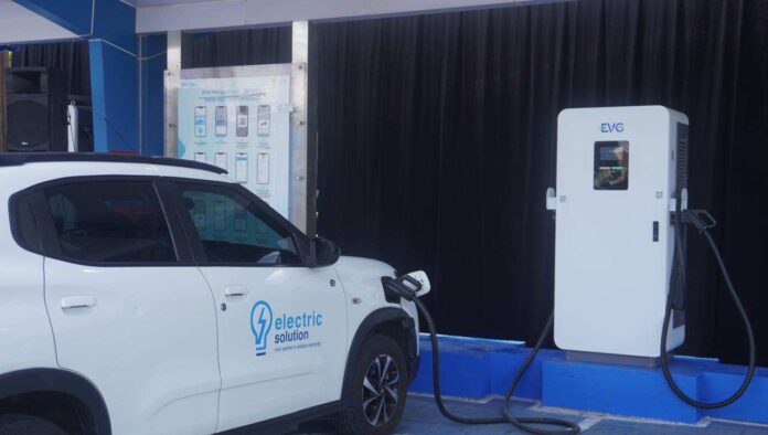 SPKLU _bpn Kendaraan listrik yang sedang charging di SPKLU Hayam Wuruk.