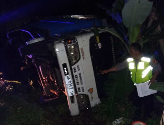 Tak Kuat _bpn Truk Muat Pasir Gagal Nanjak di Abang, Pejalan Kaki Tewas Terlindas