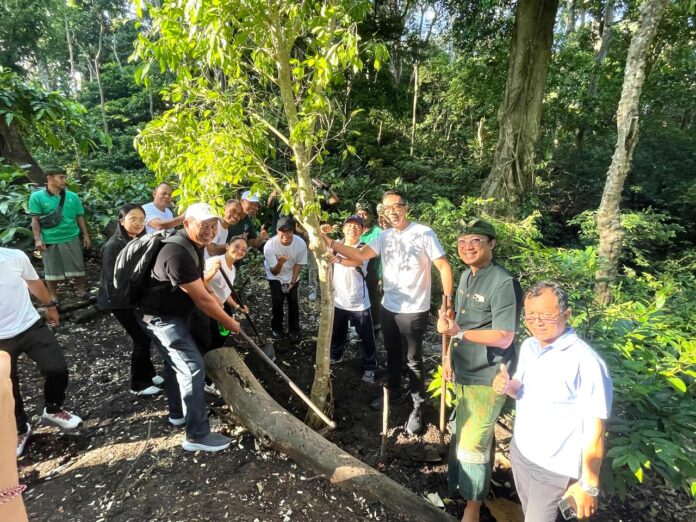 Jaga Kelestarian Alam, PHRI Gianyar Tanam Pohon di Monkey Forest Ubud Jaga Kelestarian Alam, PHRI Gianyar Tanam Pohon di Monkey Forest Ubud
