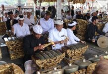 Gubernur Koster Turut Ngayah Megambel dalam Penutupan Penyineban IBTK 2026 di Pura Agung Besakih Penutupan Penyineban IBTK 2026