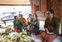 WHDI Kota Denpasar Adakan Pelatihan Keterampilan Pembuatan Banten Otonan Tumpeng Pitu Pelatihan Pembuatan Banten