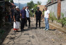 Tinjau Jalan Rusak di Alasangker, Wabup Supriatna Pastikan Perbaikan Bertahap Jadi Prioritas Tinjau Jalan Rusak