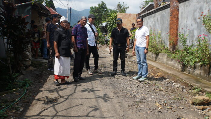 Tinjau Jalan Rusak Tinjau Jalan Rusak