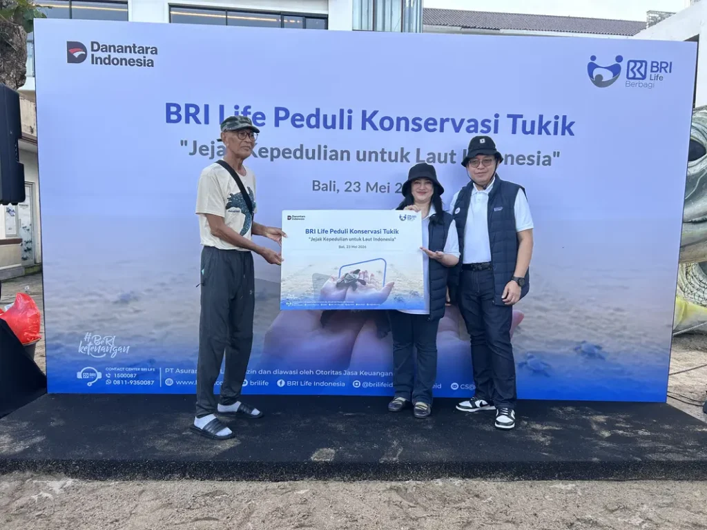 BRI Life Lepas 100 Tukik di Pantai Kuta, Perkuat Komitmen Konservasi Penyu dan Ekosistem Laut