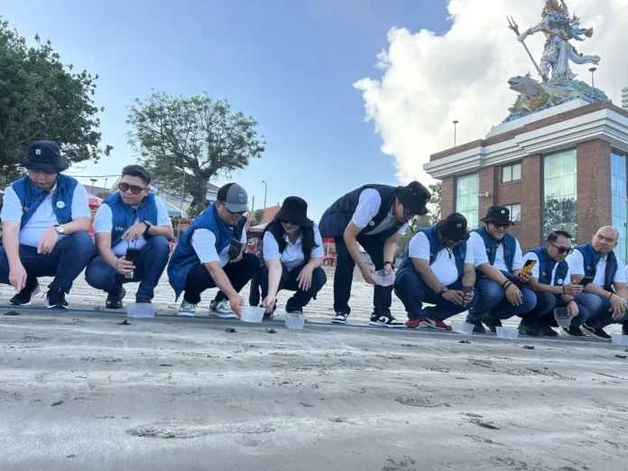BRI Life Lepas 100 Tukik di Pantai Kuta, Perkuat Komitmen Konservasi Penyu dan Ekosistem Laut