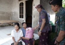 Di Tengah Monev Infrastruktur, Bupati Gus Par Salurkan Bantuan Sembako untuk Warga Rendang Di Tengah Monev Infrastruktur, Bupati Gus Par Salurkan Bantuan Sembako untuk Warga Rendang