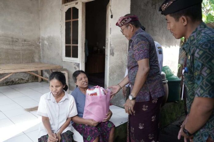 Di Tengah Monev Infrastruktur, Bupati Gus Par Salurkan Bantuan Sembako untuk Warga Rendang