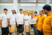 Salurkan Bansos Hari Raya Waisak Untuk Umat Buddha Bupati Wayan Adi Arnawa bersama Wabup Bagus Alit Sucipta menyerahkan Bantuan Sosial menjelang Hari Waisak sebesar Rp 2 juta per KK kepada umat Buddha ber-KTP Badung di Balai Serba Guna Dharma Semadhi, Vihara Dharmayana, Kelurahan Kuta, Kamis (28/5/2026). Sumber Foto : Istimewa