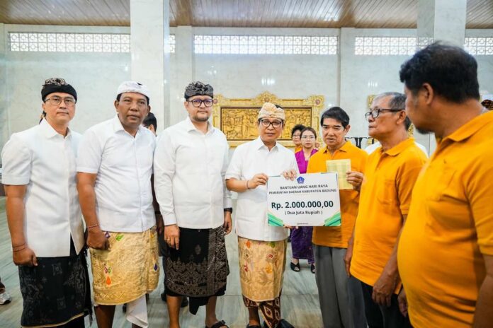 BaliPortalNews_ Bansos Hari Raya Waisak (1) Bupati Wayan Adi Arnawa bersama Wabup Bagus Alit Sucipta menyerahkan Bantuan Sosial menjelang Hari Waisak sebesar Rp 2 juta per KK kepada umat Buddha ber-KTP Badung di Balai Serba Guna Dharma Semadhi, Vihara Dharmayana, Kelurahan Kuta, Kamis (28/5/2026). Sumber Foto : Istimewa