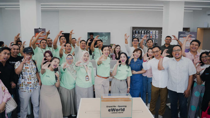 Suasana grand reopening eWorld by Cellular World, Jumat (1/5/2026) yang menghadirkan promo May Day special offering grand reopening harga cuma-cuma, dengan berbagai penawaran menarik. Sumber Foto : Istimewa